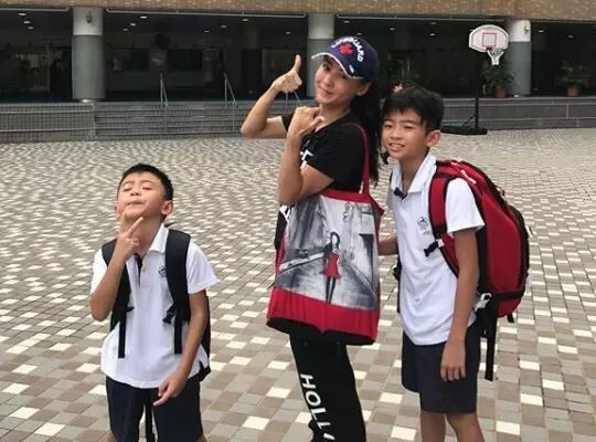 謝霆鋒返港看望兒子,罕見曬出和長子合照,網友猜測照相的是柏芝