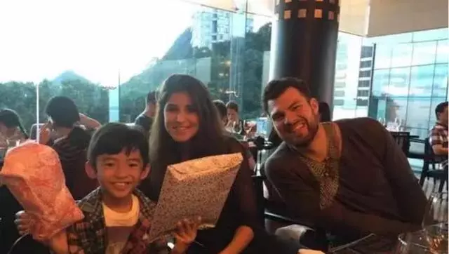 謝霆鋒返港看望兒子,罕見曬出和長子合照,網友猜測照相的是柏芝
