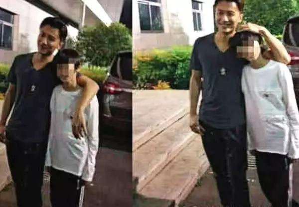 謝霆鋒返港看望兒子,罕見曬出和長子合照,網友猜測照相的是柏芝