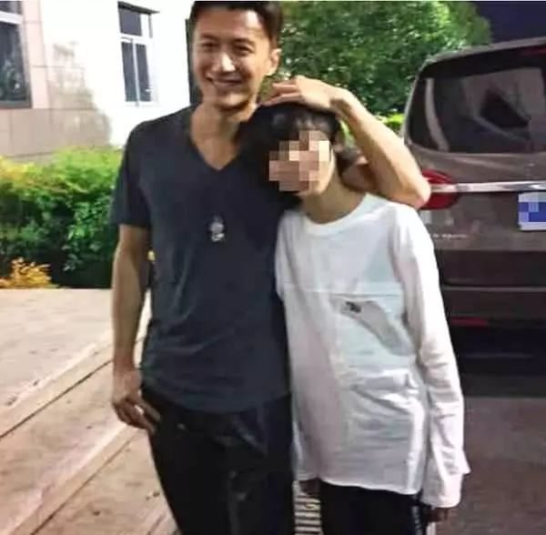 謝霆鋒返港看望兒子,罕見曬出和長子合照,網友猜測照相的是柏芝