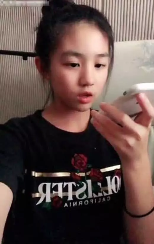 章子怡大女兒小蘋果近照曝光!紫色頭髮配大濃妝,變化太大不敢認