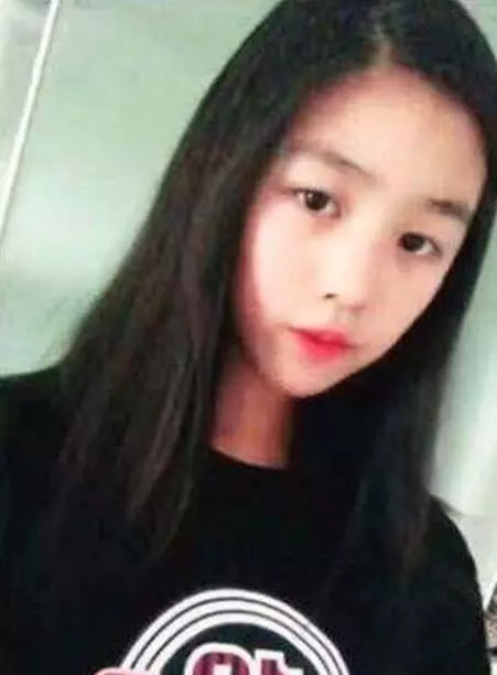章子怡大女兒小蘋果近照曝光!紫色頭髮配大濃妝,變化太大不敢認