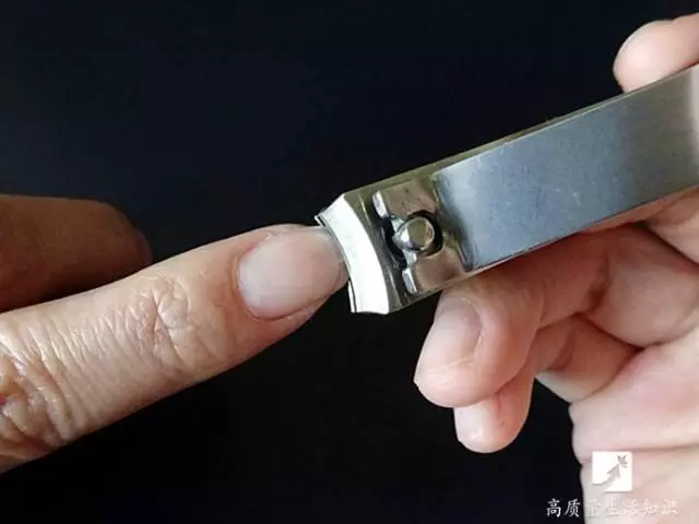 指甲原來得這樣剪,以前都用錯方法了!