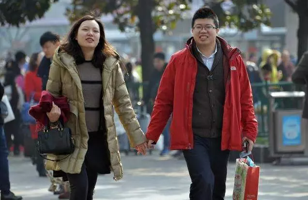哥嫂來城裡工作住我家,半年後我將哥嫂趕走,手機一亮我心灰意冷