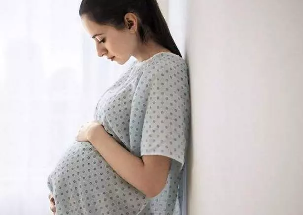 女兒生雙胞胎我去看望,進門見親家母在哄孩子,我流淚打自己耳光