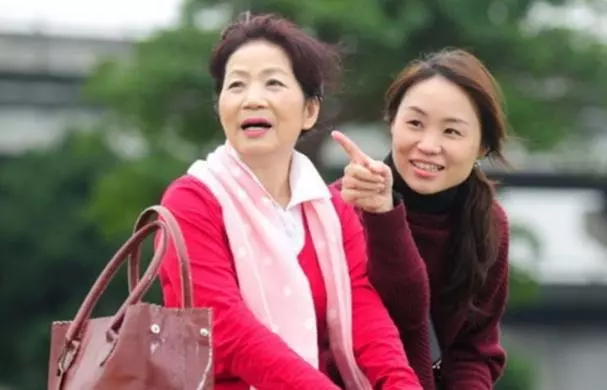 女兒生雙胞胎我去看望,進門見親家母在哄孩子,我流淚打自己耳光