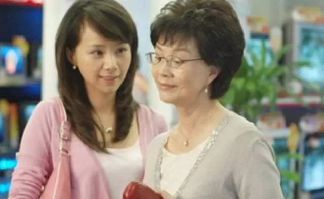 婆婆生病出院住到我家,外出買菜忘帶錢包回來拿,我扇老公一巴掌