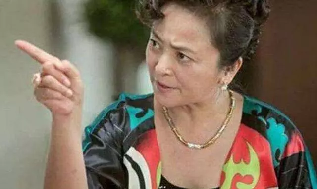 我的婆婆沒有給彩禮,丈夫在婚禮上與父母交談,婆婆罵丈夫白眼狼