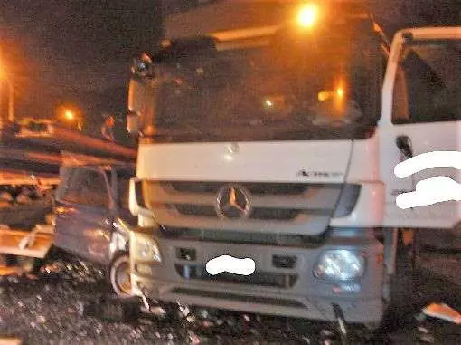 物流車追撞貨車 怪手臂插車駕駛命危!