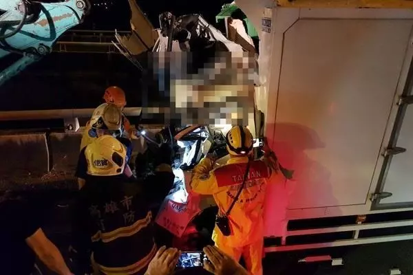 物流車追撞貨車 怪手臂插車駕駛命危!