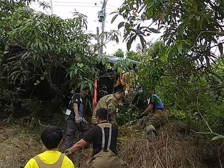 疑打瞌睡釀禍 小客車衝落邊坡母子1死1傷