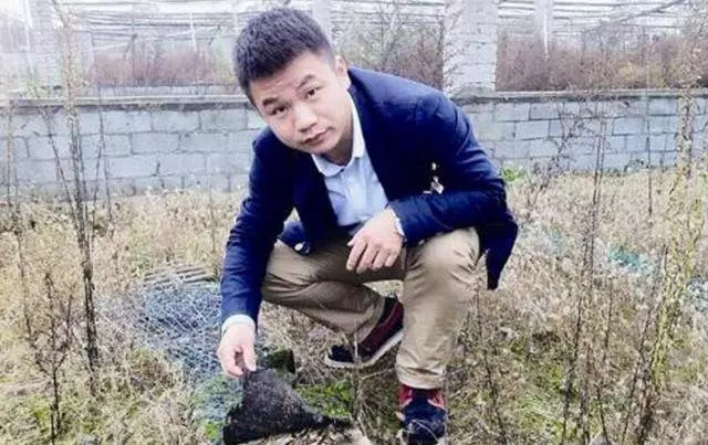 老人拾荒養大男棄嬰,生母攜二十萬來認回,兒子的話讓她無地自容