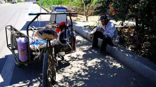 老人拾荒養大男棄嬰,生母攜二十萬來認回,兒子的話讓她無地自容