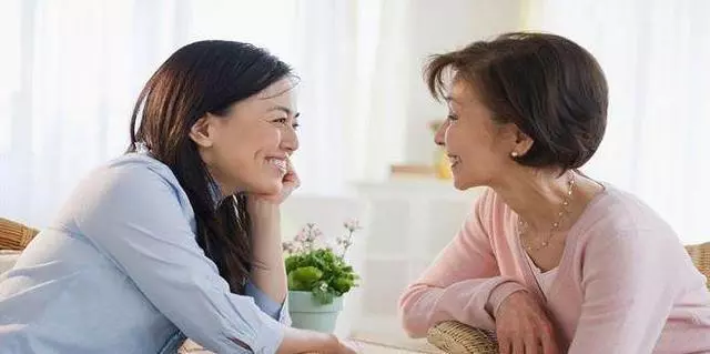 婆婆淩晨上完廁所從來不關燈,我嫌費電去埋怨,推開門我泣不成聲