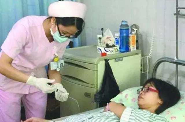 妻子重症他四處借錢碰壁,同學雪中送炭,給錢時的話讓他淚流滿面