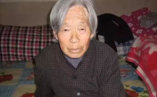 老人臨終前給了鄰居傻子十萬,兒子知道後想要要回來,但當他知道真相跪地再給傻子十萬!!