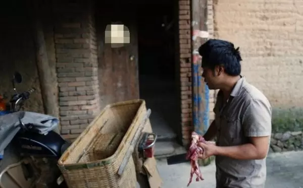 老人臨終前給了鄰居傻子十萬,兒子知道後想要要回來,但當他知道真相跪地再給傻子十萬!!