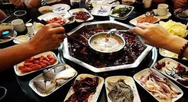 吃火鍋時,為何服務員會不停的來攪鍋底?吃貨:服務員的套路