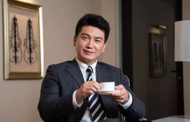 負氣離家二十年,回來見父母變成兩座墳,跪地給堂哥嫂百萬銀行卡