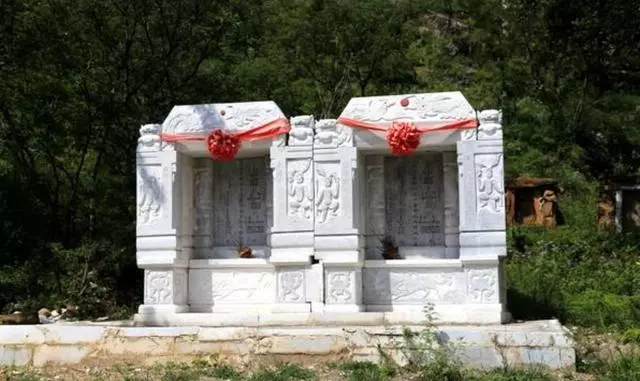 負氣離家二十年,回來見父母變成兩座墳,跪地給堂哥嫂百萬銀行卡
