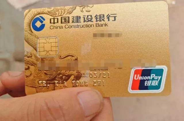 負氣離家二十年,回來見父母變成兩座墳,跪地給堂哥嫂百萬銀行卡