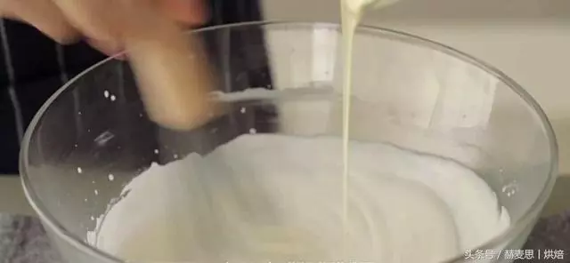 只要「卷一卷」,馬上粉嫩爆棚!教你卷出一個櫻桃奶油豎層蛋糕
