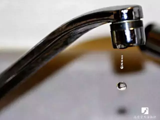 不知道就真的虧大了!水龍頭漏水了怎麼辦啊?教 你這一招,不用再花錢找師傅修理了啦!