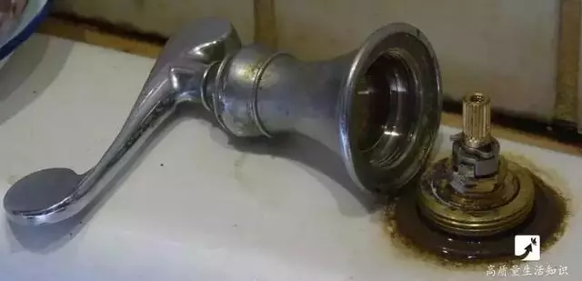 不知道就真的虧大了!水龍頭漏水了怎麼辦啊?教 你這一招,不用再花錢找師傅修理了啦!