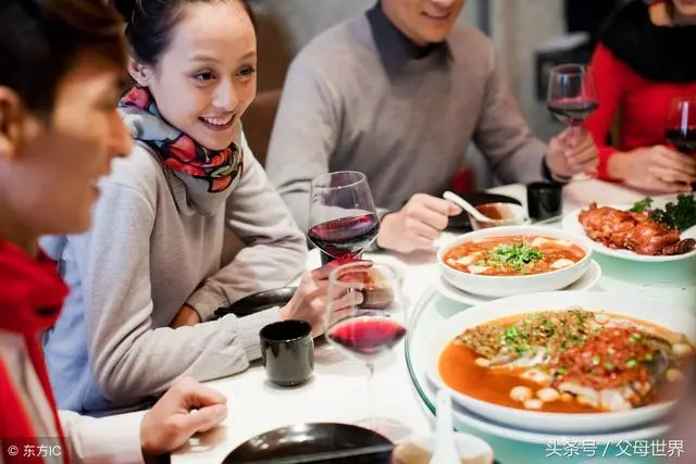 同樣是碗里的一根頭髮,兩位媽媽的不同做法讓我懂得什麼是高情商