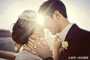 我出國出差,走前在家偷裝監控器,回來看完監控,我給老婆2萬塊