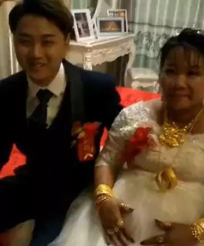 23歲小伙娶49歲女子,朋友不理解,當看到新娘後都低下了頭!