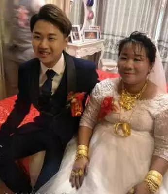 23歲小伙娶49歲女子,朋友不理解,當看到新娘後都低下了頭!