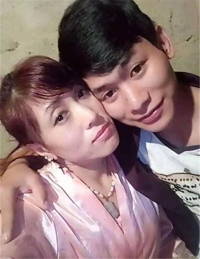 40歲婦女的二婚丈夫才19歲,兩人站一起像母子,婚後男孩很黏她