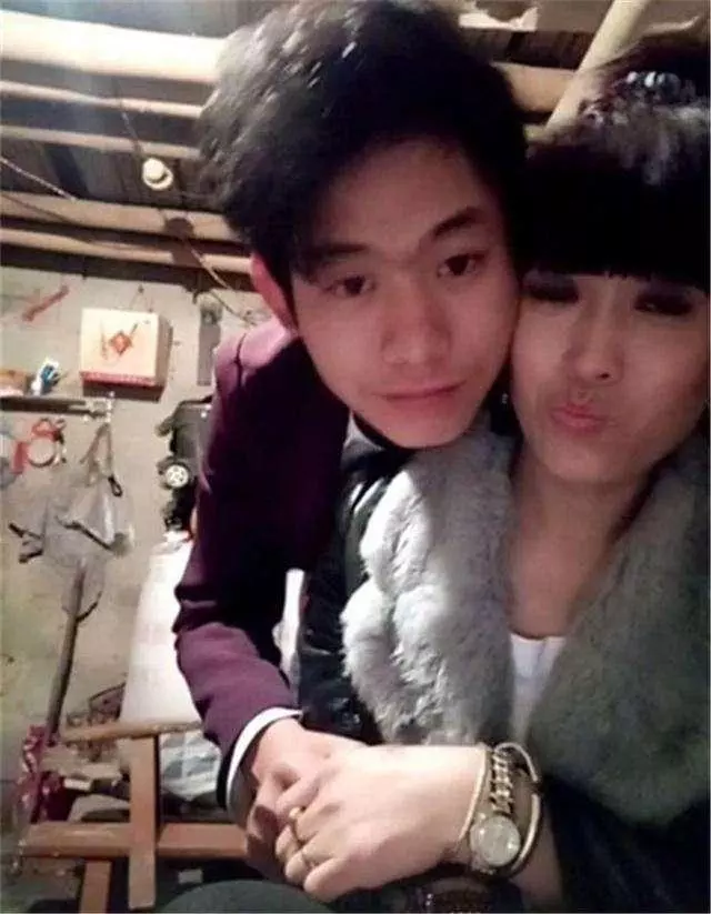 40歲婦女的二婚丈夫才19歲,兩人站一起像母子,婚後男孩很黏她