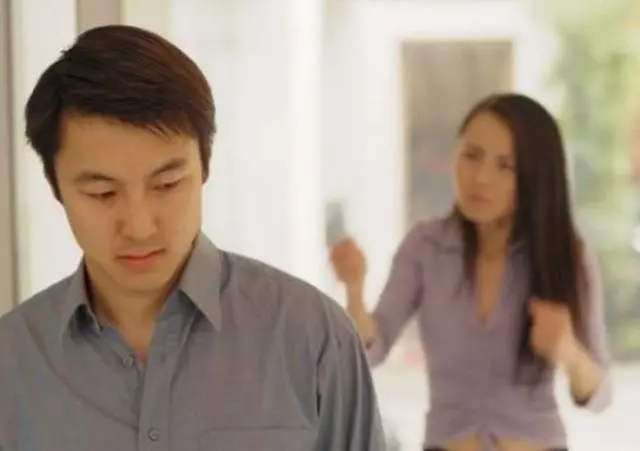 母親生病我寄1萬,接到母親的電話後,我決定和妻子提出離婚