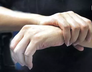和老公參加弟弟婚禮,弟妹很漂亮,偶然瞅見老公手俺離婚了