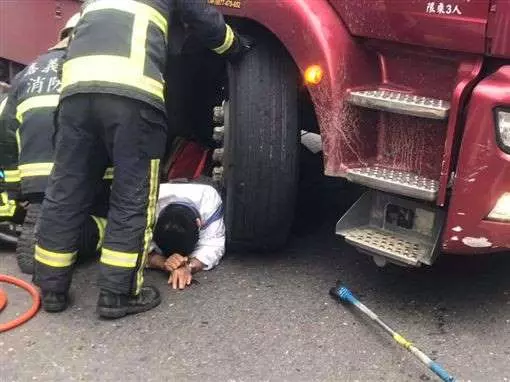 老翁遭捲大貨車底受困 搶救畫面曝光