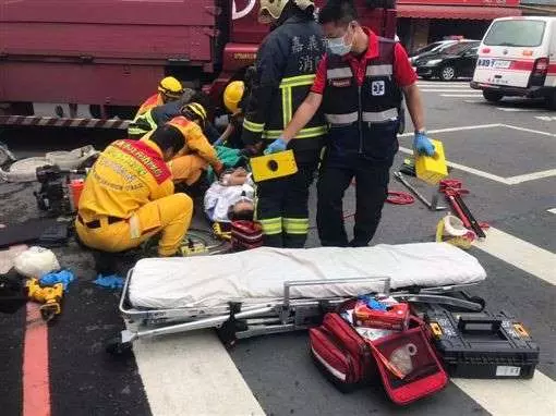 老翁遭捲大貨車底受困 搶救畫面曝光