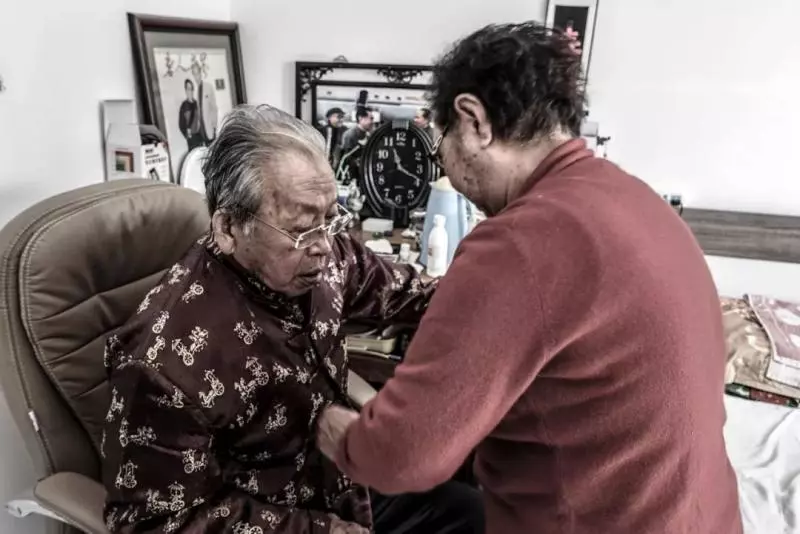 愛的力量：相愛80年 彌留之際深情一吻 老伴奇蹟痊癒