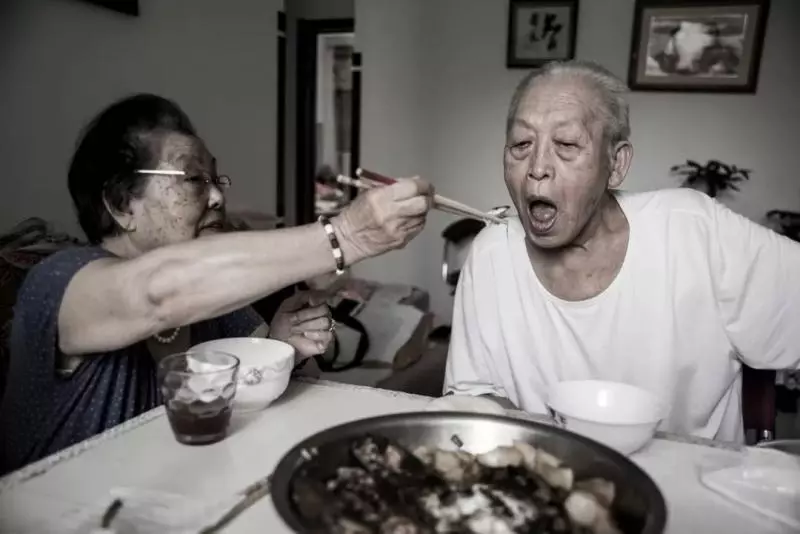 愛的力量：相愛80年 彌留之際深情一吻 老伴奇蹟痊癒