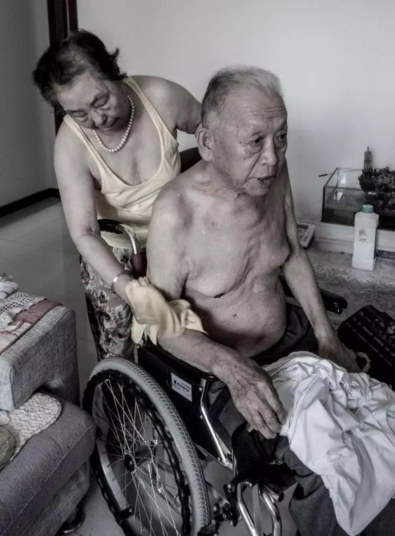 愛的力量：相愛80年 彌留之際深情一吻 老伴奇蹟痊癒