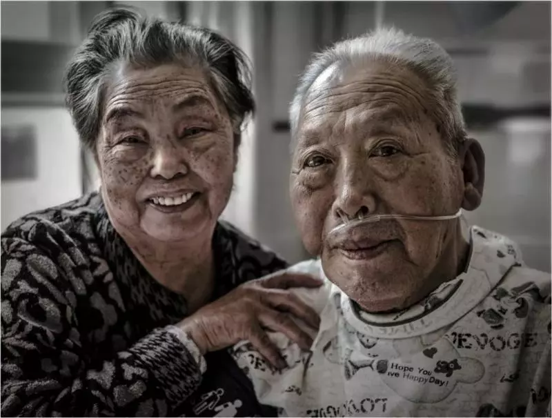 愛的力量：相愛80年 彌留之際深情一吻 老伴奇蹟痊癒