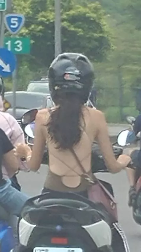 都地球暖化害的!女騎士得穿這樣「美背全空」僅細線 網嗨炸:我用眼神保護