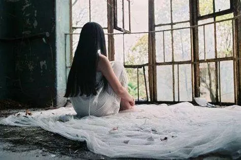 男友說她老婆又凶又丑,但他久久沒離婚,見到他老婆時我被震住了