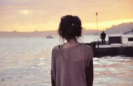 男友說她老婆又凶又丑,但他久久沒離婚,見到他老婆時我被震住了