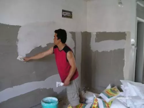 牆面起皮發霉不用找裝修工,老師傅教你一招,連女人都能修補好