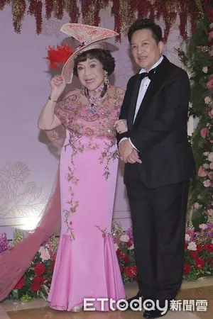 世紀婚禮最催淚!85歲素珠阿姨重情義「跛腳繞全場」 ,記憶力衰退卻「不忘他們」內幕惹淚崩!