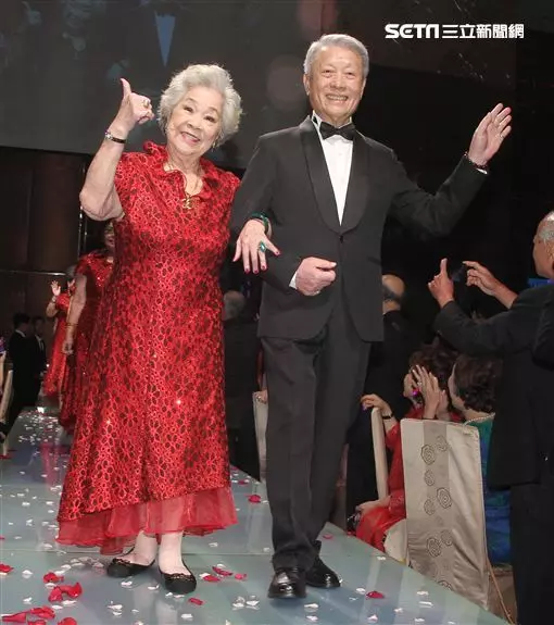 世紀婚禮最催淚!85歲素珠阿姨重情義「跛腳繞全場」 ,記憶力衰退卻「不忘他們」內幕惹淚崩!