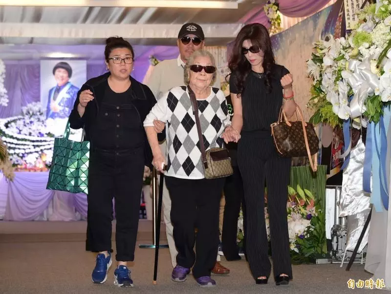 世紀婚禮最催淚!85歲素珠阿姨重情義「跛腳繞全場」 ,記憶力衰退卻「不忘他們」內幕惹淚崩!