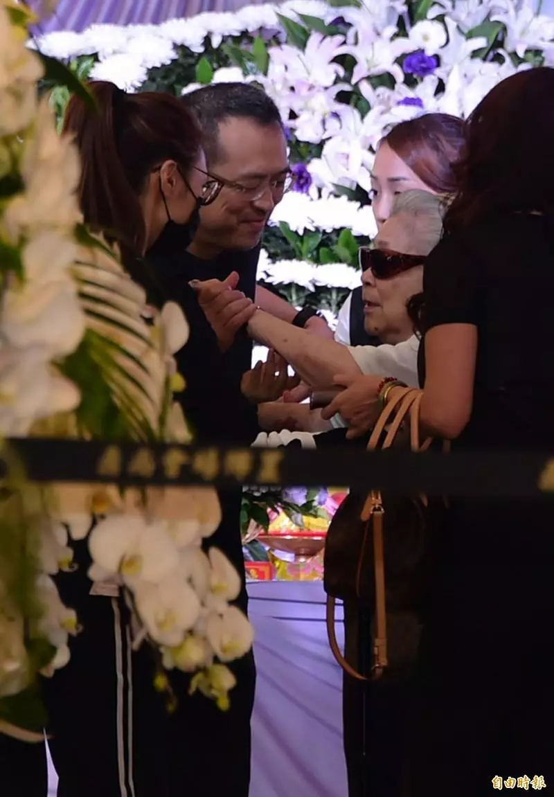 世紀婚禮最催淚!85歲素珠阿姨重情義「跛腳繞全場」 ,記憶力衰退卻「不忘他們」內幕惹淚崩!